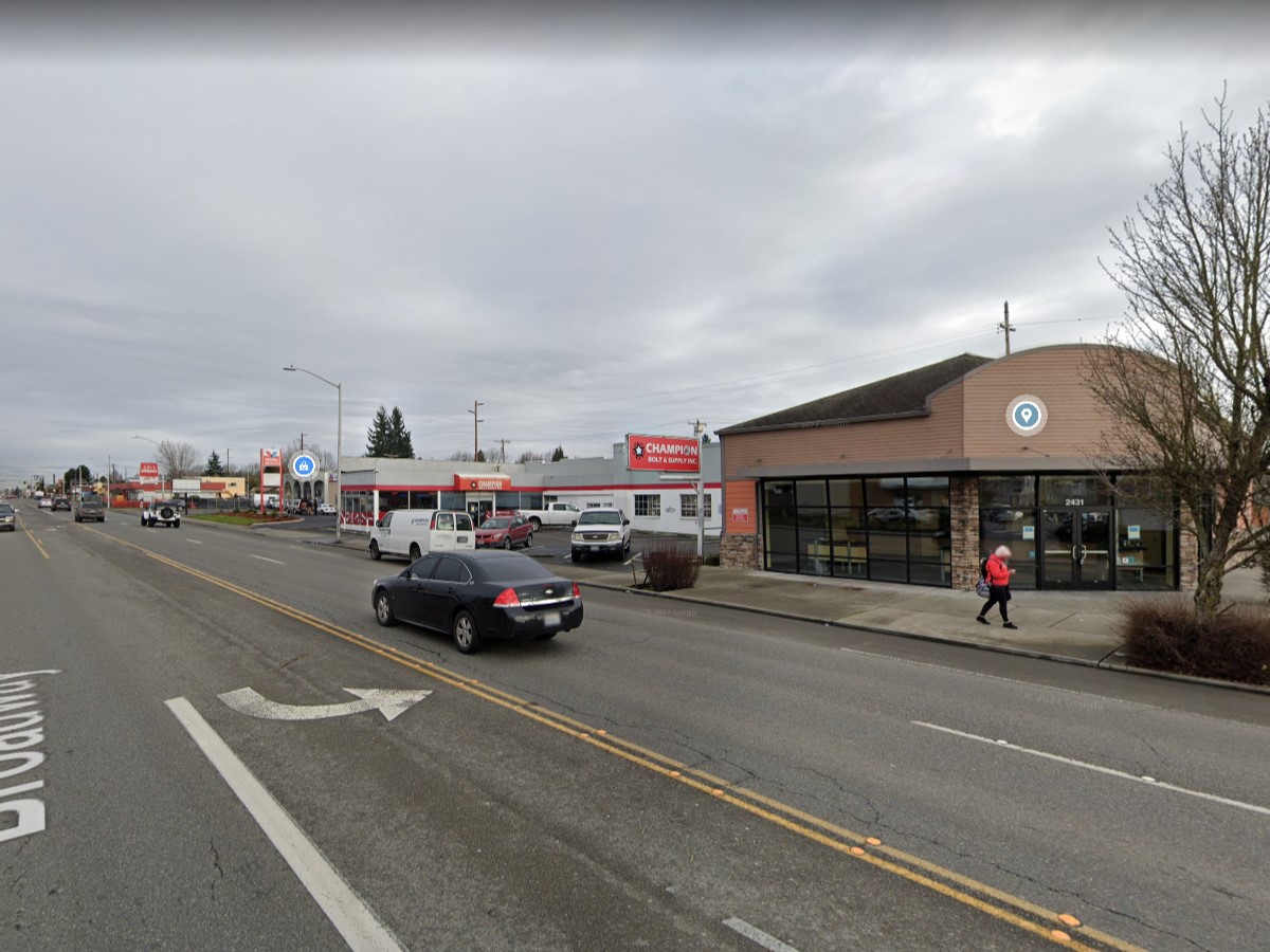 News: 1 injured when car crashes into Everett physical rehab clinic